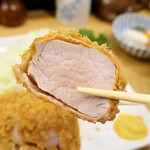 とんＱ - 岩塩で味わうヒレ。肉質がきめ細かく、凝縮感がある