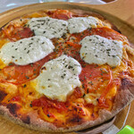 共進牧場レストラン ミルカーズ - マルゲリータピザ｡今流行りのふんわり柔らかい生地ではなく､ミルクをたっぷり練り込んだピザ生地は､薄いが硬め｡