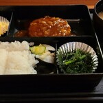 Enju - 日替わり定食(税込900円)
                        ①煮込みハンバーグ
                        ②法蓮草お浸し
                        ③玉子サラダ
                        ④白ご飯
                        ⑤浅蜊汁
                        ⑥お漬け物 
                        プラス100円で珈琲が付きます
                        ボリュームが少なめ
                        浅蜊汁は○、ハンバーグはボチボチ