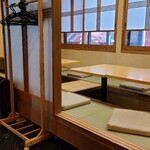 縁樹 - 小上がりにテーブル6席×2卓
            店内装飾はちょっぴり雑然としています
            せめてクッションは整然と並べて欲しい
            クリンリネスも甘めな感じ
            ちなみにまだ他の来店客は居ない状態