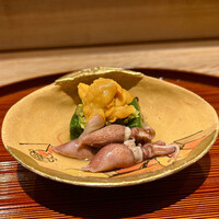 京味 もと井 - ■先付け　よもぎ豆腐　生雲丹　ホタルイカ　わらび
                    梅酢のソース　器は雛祭りに因んで源氏物語