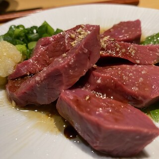 新鮮な肉刺でお酒がドンドン進む…