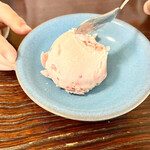 天ぷら専科 於加和 - お子様セットのデザート　いちごアイス　果肉が入ってて美味しかったそうです♪