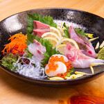 SAKE BAR FUJIYA - 一番人気！銚子港直送の鮮魚を使ったお刺身５点盛り！