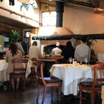 ピレネー - 店内とカウンター