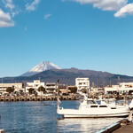 魚河岸 丸天 - 沼津港　冬は富士山がよく見えます