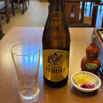 ひさご - エビスビール(中瓶) 680円。