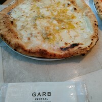 GARB CENTRAL - クアトロフォルマッジ、チーズの塩気がチョイキツですが、うま旨です(*^^*)