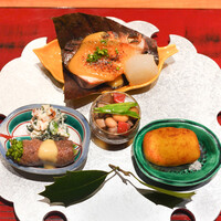 おおたに - 八寸 鰤と丸大根の柚子味噌焼き、五目豆、菜の花牛肉巻き、インカの目覚め揚げまんじゅう、ちぢみ法蓮草の白和え