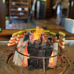 柳家 - 焼く側と手前では炭がちがう