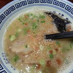 久留米ラーメン清陽軒 - 一気に麺を啜りこみ替え玉待ちでパチリ・・・