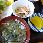 寿司吉 - お味噌汁と小鉢