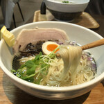 Ramen Shiroiwa - 麺は優等生タイプで特徴はない