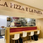 EATALY - カウンター席から立派な窯が見えます。