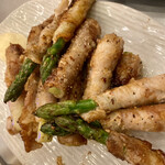 鉄板ベース 栗しん - アスパラ豚肉