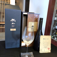 日本料理 TOBIUME - ◎黒龍「無二」・・入札方式で価格が決まり入手困難な希少酒。5年以上熟成させたお酒。 年度により価格が変動するそうですけれど、この2016年の品は、4合瓶で定価でも20万円弱だそう。(≧◇≦) それをペアリングで出されるのは、こちらだけでしょう。感謝しかないですね。m(__)m