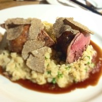 葡萄屋 - 小鳩のローストとフォアグラのソテー！
                渋めのボルドーが良く合いますね〜！