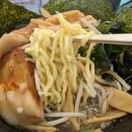 らあめん 一撃 - 中細やや縮れな麺