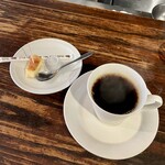 TABERNA YUKI - ホットコーヒー100円、サービスのチーズケーキ