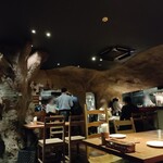 Charcoal Dining るもん - 照明を落とした店内は装飾も凝っていて大人の隠れ家的な感じ(^^♪若いカップルがデートで楽しそうにお食事していて裏山シイタケです♬