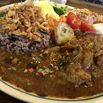 スタンド ツマミグイ - 骨付き鶏ももと自家製梅酒梅の実のチキンビンダルーカレー