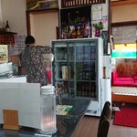 インド・ネパールレストラン　プルニマ - グラスにラッシーを注いでいる店員さん