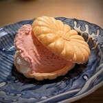 茜坂大沼 - とちおとめと自家製求肥のアイスモナカ。こんな苺が食べたい。出来れば、もうちょっとだけアイスを下さい(笑)