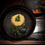 Akanezaka Oonuma - 九十九里産蛤の真薯 佐島の新わかめ。九十九里の荒波話思わせるお椀で。吸い地は荒々しさとは無縁の優しさです。