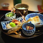 茜坂大沼 - 八寸には私の大好きがギュッと詰まっていました。上から右へ、碓井豆と白魚の茶碗蒸し、唐墨餅、干柿にクリームチーズ、稚鮎の天ぷら、飯蛸とそら豆、竹の子の木の芽和え