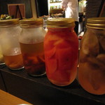 ぬる燗佐藤 - 焼酎に漬けられた果物たち。
      
      