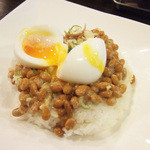 華麗なるカレー - 納豆ごはん 温玉のせ