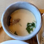 アロマオブコナ - ○茶碗蒸し
素はあるけれど美味しい味わい。
ちゃんと椎茸の香りと味わいがしてる。

かまぼこ、椎茸以外にかぼちゃのスライスが入ってた。
