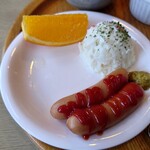 アロマオブコナ - サラダを退けるとオレンジが出てきた。
○オレンジ

○粗挽きウィンナー
茹でてあった。
多少茹で過ぎ感もあり
パリッという音まで出ず柔らかい感もあるけれど
マスタードも付いてて美味しい味わい。