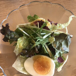 Mogamirakunoueninaniwaudonsansai - 野菜サラダ