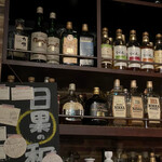 Bar 日果 - レトロなボトルがタイムスリップさせる