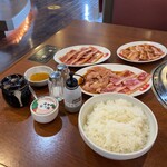 Yakiniku Reimen Yamanakaya - ★焼肉よくばりセット（元気カルビ＆鶏セセリ・爆激別盛・ライス大盛無料・※冷麺増量・1540円税込）元気カルビ（682円税込）豚カルビ（642円税込）★