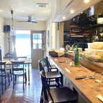 ビストロ エムゼロファイブ - シンプルな色使いにセンスを感じる内装