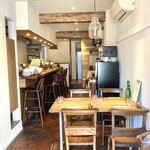 ビストロ エムゼロファイブ - オープンキッチンに面したカウンター席と手前と奥にテーブル席あり