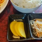 館野食堂 - チキン南蛮定食のたくあんと酢の物