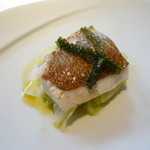 淡路鯛の定温オイル調理と縮緬キャベツ