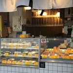 デリカのサカイ - 店の奥が座れる角打ちスペース