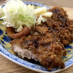 とんかつ単品とウインナー（取り分けたもの）