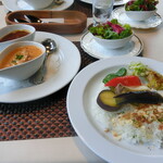 森のオーベルジュ greenbell - 2種盛り（2種あいがけ・本格欧風カレー・ズリショワーズ）