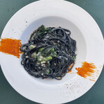 フェニックス - マスカルポーネとほうれん草のパスタ イカ墨を練り込んだスパゲッティで