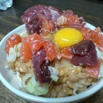 らーめん 笑和 - 【裏メニュー】ぶつ切り漬けマグロとサーモンのユッケ風冷奴に納豆を添えて