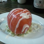 らーめん 笑和 - 【裏メニュー】冷やした丸ごとトマトにコールスロー風アボカドサラダを添えて