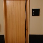 鮨 なんば - シンプルな扉