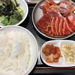 焼肉 宝島 - 日替わりスペシャルランチは、ご飯おかわり自由、2種類のスープバー、ドリンクバーまでセットで¥1,089です！