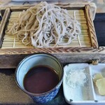 自家製粉 十割そばじろう - せいろ950円(税込)を注文しました。
      十割なのにボソボソ感皆無で細いのに強靭な弾力！香りも素晴らしい♪
      蕎麦をめんつゆにくぐらせてすすると清涼感がヤバい！
      こんなに喉越しの良い蕎麦は初めてかも♪