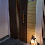 おばんざい 優友 - 店舗外観はスナック？という感じの扉
広島電鉄八丁堀電停から徒歩7分くらい、並木通りに面したビルの2階にある「おばんざい優友」さん。
2020年開業、店主:三上智佳氏